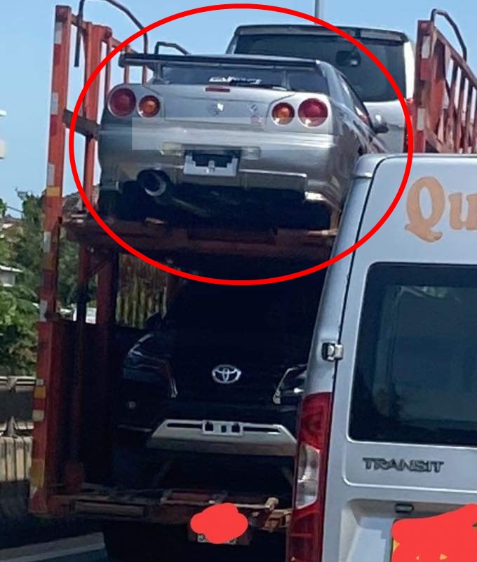 Xe sau đ&oacute; bị bắt gặp nằm tr&ecirc;n xe lồng
