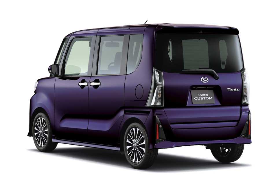 Khu vực đằng sau của Daihatsu Tanto Custom 2023 cũng có những điểm khác biệt so với 2 phiên bản còn lại Khu vực đằng sau của Daihatsu Tanto Custom 2023 cũng có những điểm khác biệt so với 2 phiên bản còn lại
