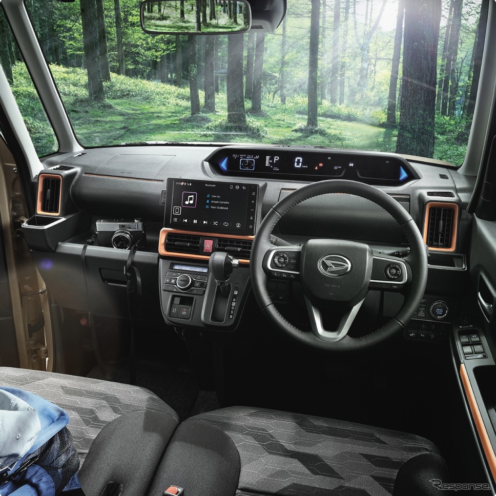 Daihatsu Tanto FunCross 2023 có những chi tiết sơn màu tương phản trong xe Daihatsu Tanto FunCross 2023 có những chi tiết sơn màu tương phản trong xe