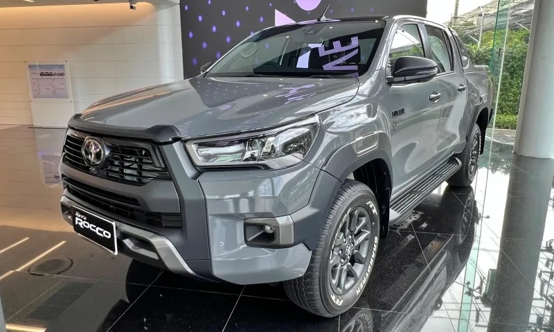 Cận cảnh Toyota Hilux phiên bản sơn màu xám xi măng hàng hiếm Cận cảnh Toyota Hilux phiên bản sơn màu xám xi măng hàng hiếm