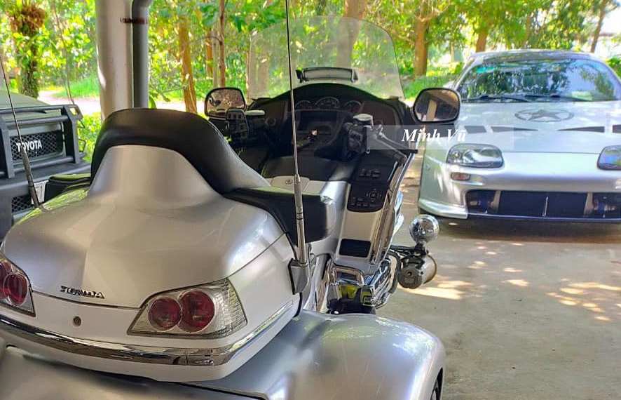 Hiện chiếc xe Toyota Supra thế hệ thứ 4 đã được dán lại màu bạc Hiện chiếc xe Toyota Supra thế hệ thứ 4 đã được dán lại màu bạc