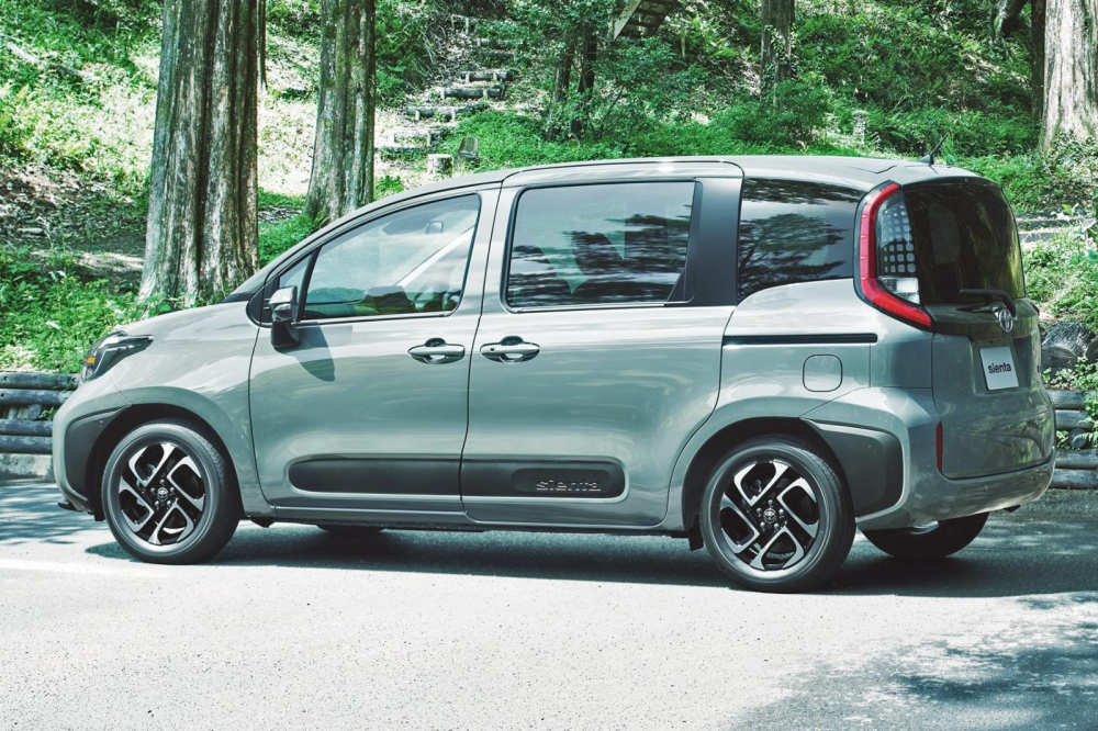 Toyota Sienta 2023 với bộ v&agrave;nh 15 inch t&ugrave;y chọn