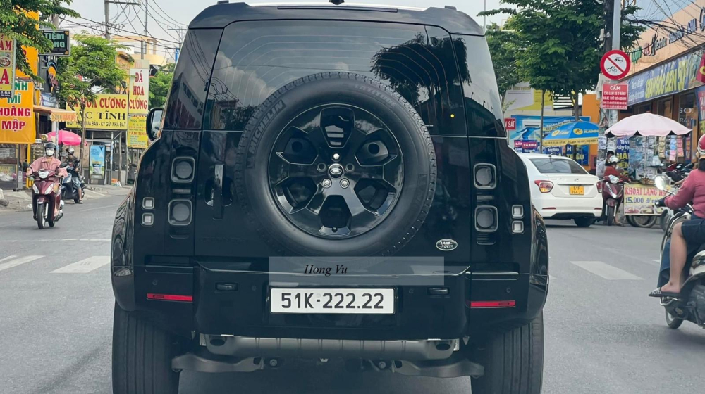 Không chỉ mua xe độc lạ, chủ nhân chiếc Land Rover Defender X Black Edition này còn may mắn bấm được biển ngũ quý 2 Không chỉ mua xe độc lạ, chủ nhân chiếc Land Rover Defender X Black Edition này còn may mắn bấm được biển ngũ quý 2