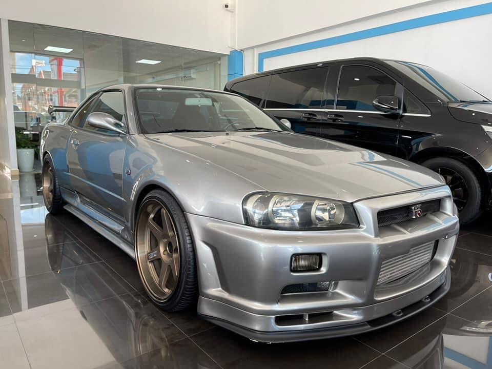 Đến nay, một chiếc xe thể thao Nissan Skyline GT-R R34 khác đã được chào bán cho các đại gia Việt, thông tin người đăng bán cho biết, mức giá trải nghiệm chiếc xe này trên 5,8 tỷ đồng, xe sẽ mang biển số của nước bạn Lào với cặp số 34, tượng trưng cho đời xe. Đến nay, một chiếc xe thể thao Nissan Skyline GT-R R34 khác đã được chào bán cho các đại gia Việt, thông tin người đăng bán cho biết, mức giá trải nghiệm chiếc xe này trên 5,8 tỷ đồng, xe sẽ mang biển số của nước bạn Lào với cặp số 34, tượng trưng cho đời xe.