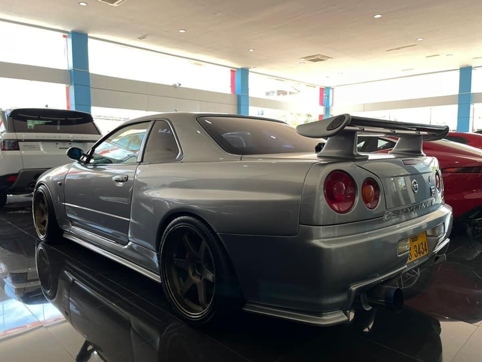 Tương tự xe Nissan Skyline GT-R R34 mới xuất hiện ở trong nước, Nissan Skyline GT-R R34 được chào bán trên 5,8 tỷ đồng tại Việt Nam có ngoại thất màu bạc cùng các chi tiết sơn đen hoặc màu đồng Tương tự xe Nissan Skyline GT-R R34 mới xuất hiện ở trong nước, Nissan Skyline GT-R R34 được chào bán trên 5,8 tỷ đồng tại Việt Nam có ngoại thất màu bạc cùng các chi tiết sơn đen hoặc màu đồng
