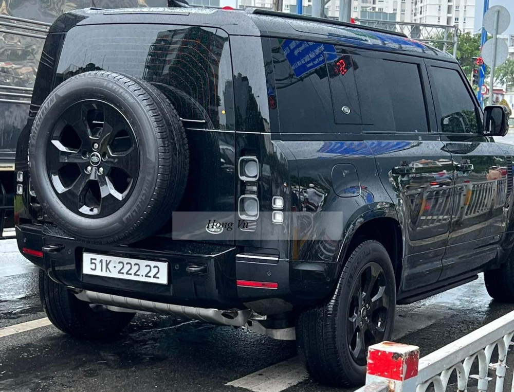 Còn đây là xe Land Rover Defender X Black Edition biển ngũ quý 2 Còn đây là xe Land Rover Defender X Black Edition biển ngũ quý 2