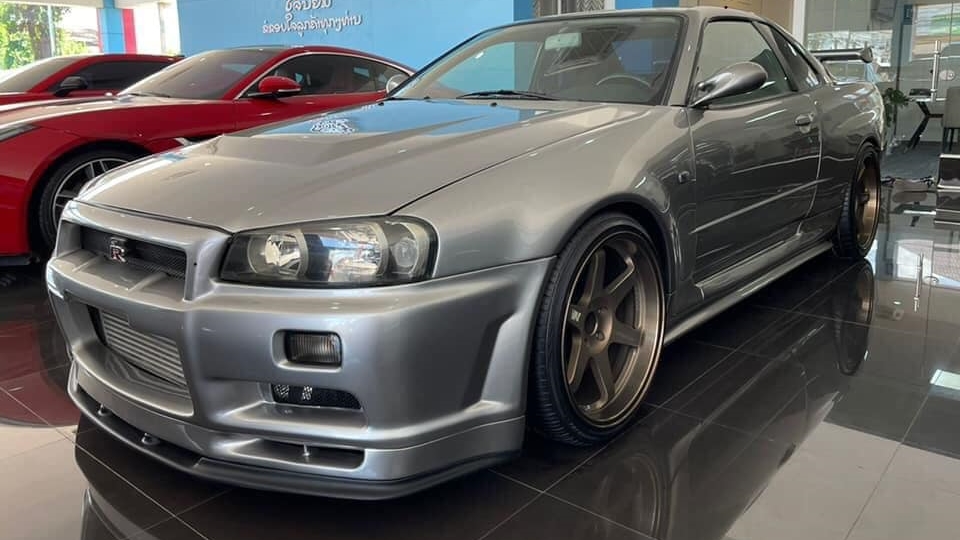 Có thể nói, Nissan Skyline GT-R R34 ngày nay rất được nhiều tay chơi xe Việt quan tâm và trào lưu đang bắt đầu nổi dậy khi có sự xuất hiện của một chiếc xe Nissan Skyline GT-R R34 màu bạc được cho đã vào Việt Nam và lăn bánh nhưng chưa rõ mang biển Lào, Campuchia. Có thể nói, Nissan Skyline GT-R R34 ngày nay rất được nhiều tay chơi xe Việt quan tâm và trào lưu đang bắt đầu nổi dậy khi có sự xuất hiện của một chiếc xe Nissan Skyline GT-R R34 màu bạc được cho đã vào Việt Nam và lăn bánh nhưng chưa rõ mang biển Lào, Campuchia.