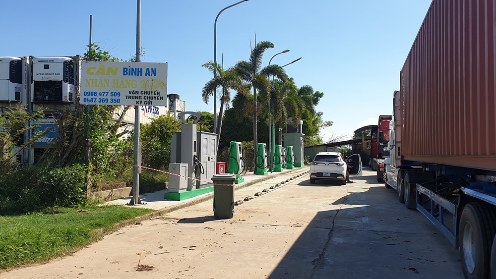 Anh Việt Anh chia sẻ nỗi lo sạc điện phần nào đã được loại bỏ, bởi các trụ sạc được bố trí khá nhiều và đáp ứng được cho người dân. Anh Việt Anh chia sẻ nỗi lo sạc điện phần nào đã được loại bỏ, bởi các trụ sạc được bố trí khá nhiều và đáp ứng được cho người dân.