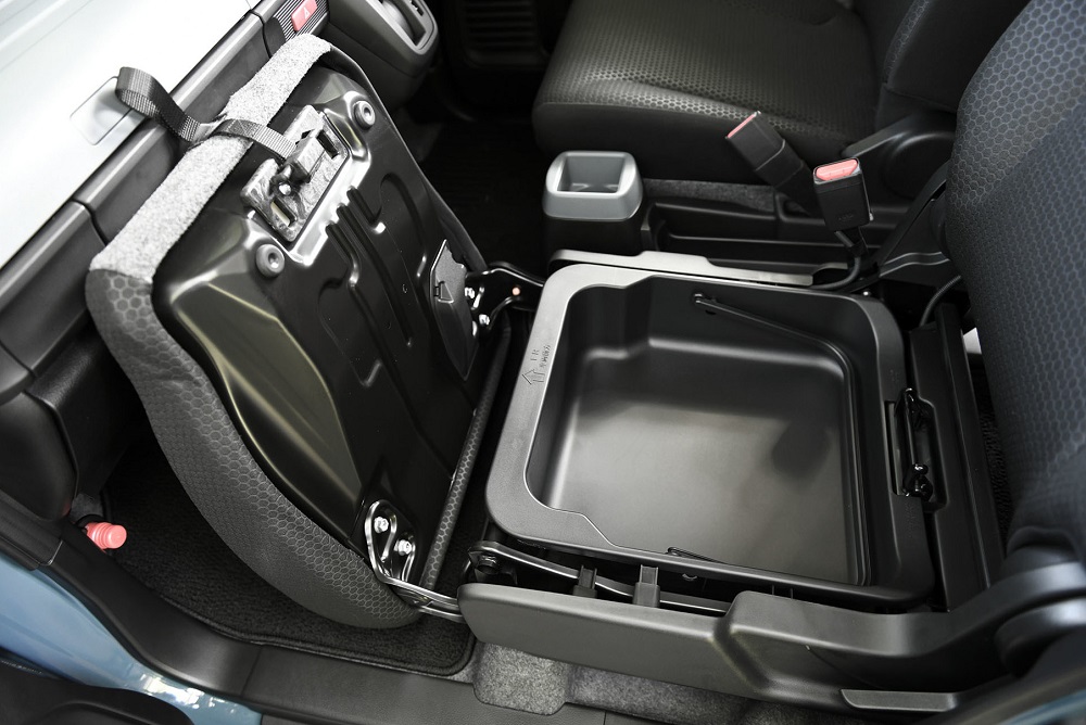Ngăn chứa đồ dưới ghế phụ lái của Suzuki Spacia Base 2023 Ngăn chứa đồ dưới ghế phụ lái của Suzuki Spacia Base 2023