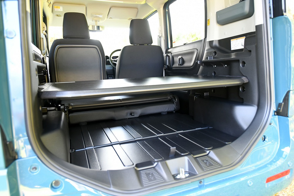 Suzuki Spacia Base 2023 có 3 nấc để đặt tấm vách nằm ngang Suzuki Spacia Base 2023 có 3 nấc để đặt tấm vách nằm ngang