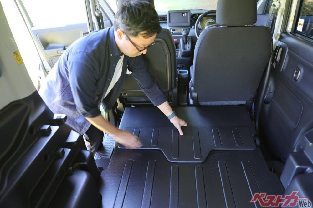 Người dùng lắp thêm tấm nối giữa ghế sau và khoang hành lý của Suzuki Spacia Base 2023 Người dùng lắp thêm tấm nối giữa ghế sau và khoang hành lý của Suzuki Spacia Base 2023