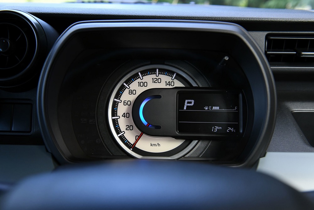 Bên trong bảng đồng hồ của Suzuki Spacia Base 2023 chỉ có màn hình đa thông tin khá nhỏ Bên trong bảng đồng hồ của Suzuki Spacia Base 2023 chỉ có màn hình đa thông tin khá nhỏ