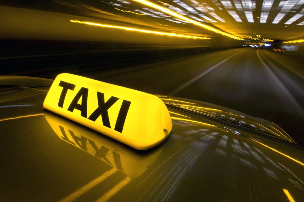 Những chiếc taxi thường c&oacute; m&agrave;o ở tr&ecirc;n n&oacute;c, m&agrave;u sơn ở vị tr&iacute; n&agrave;y sẽ c&oacute; sự kh&aacute;c biệt so với những chỗ kh&aacute;c.