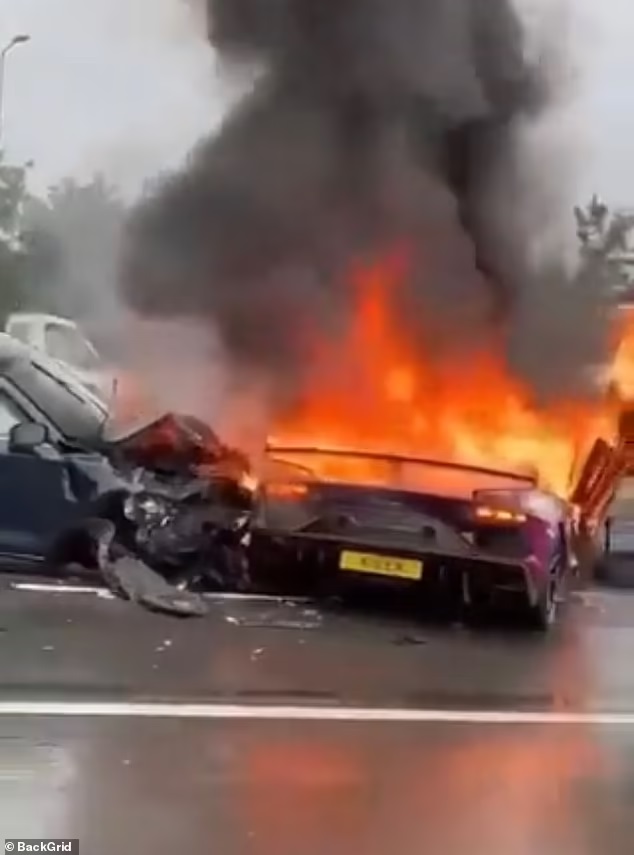 Chiếc Mazda CX-5 đã tông trúng sườn bên trái của chiếc Lamborghini Aventador SVJ Chiếc Mazda CX-5 đã tông trúng sườn bên trái của chiếc Lamborghini Aventador SVJ
