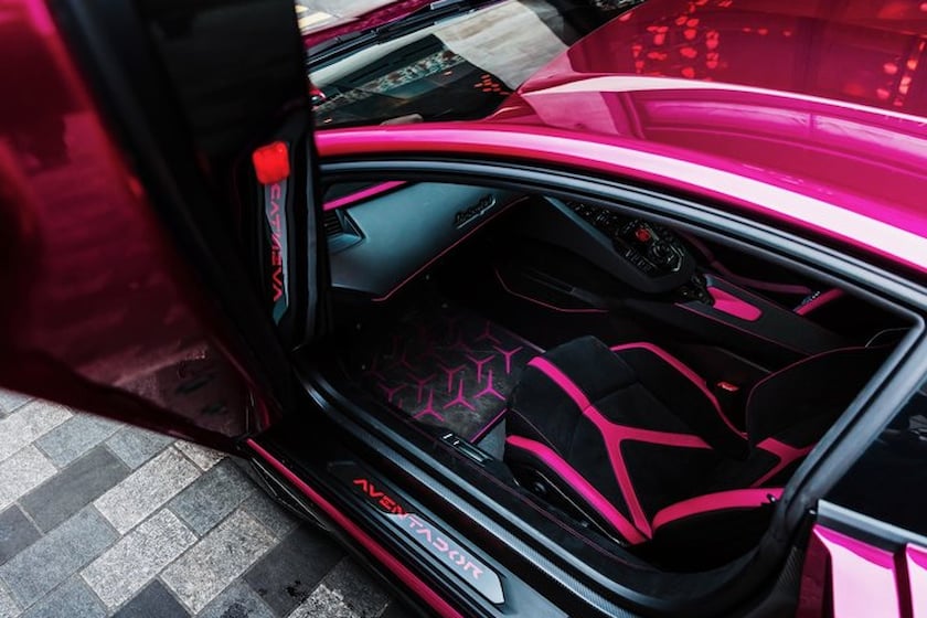 Nội thất phối 2 màu đen và tím hồng của chiếc Lamborghini Aventador SVJ Nội thất phối 2 màu đen và tím hồng của chiếc Lamborghini Aventador SVJ