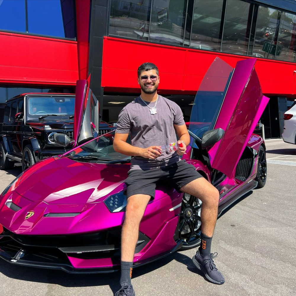 Aleem Iqbal mới đăng ảnh chụp cùng chiếc Lamborghini Aventador SVJ lên mạng xã hội Instagram vào thời điểm 1 tuần trước khi vụ tai nạn xảy ra Aleem Iqbal mới đăng ảnh chụp cùng chiếc Lamborghini Aventador SVJ lên mạng xã hội Instagram vào thời điểm 1 tuần trước khi vụ tai nạn xảy ra