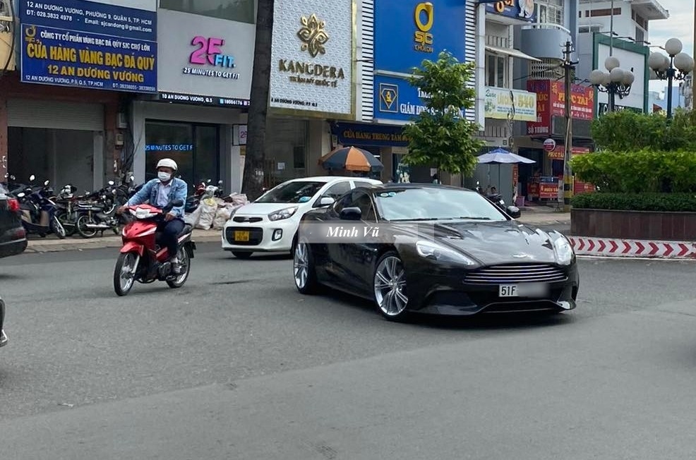 Còn màu gốc của xe là nâu cà phê Còn màu gốc của xe là nâu cà phê