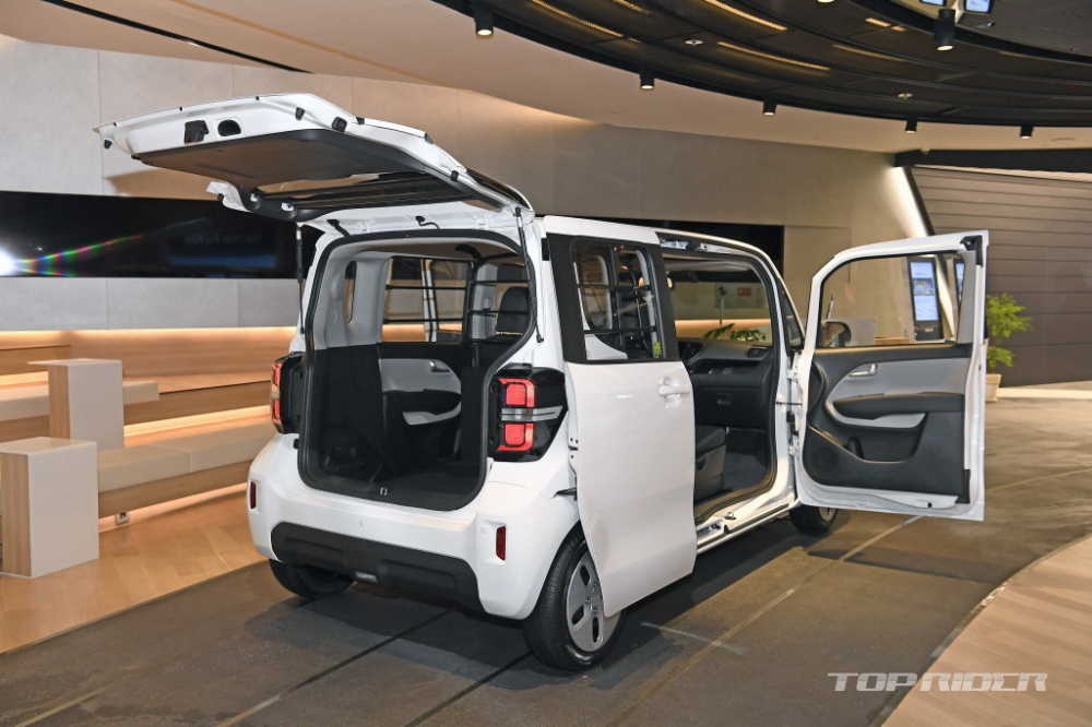 Kia Ray 2023 có cả cửa trượt bên sườn Kia Ray 2023 có cả cửa trượt bên sườn