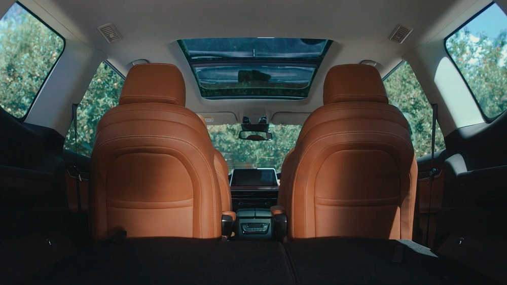 MG Gloster 2023 c&oacute; cả phi&ecirc;n bản 6 chỗ với 2 ghế thương gia ở giữa v&agrave; cửa sổ trời to&agrave;n cảnh