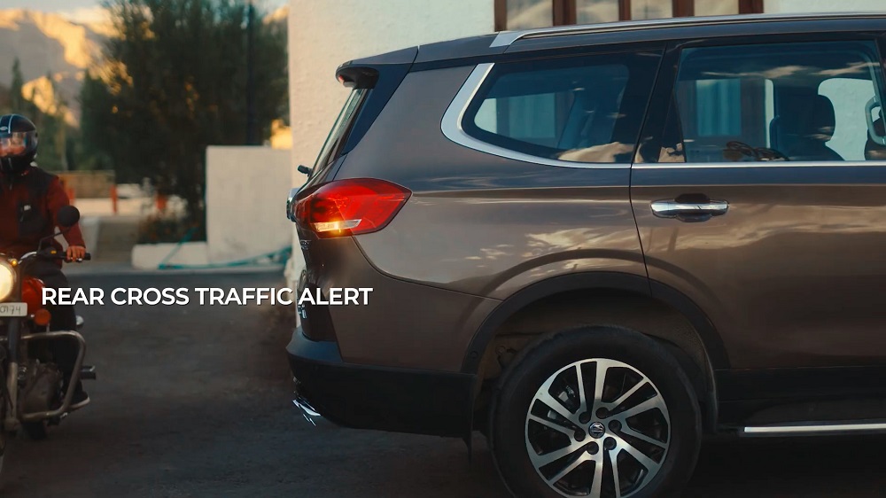 MG Gloster 2023 c&oacute; th&ecirc;m t&iacute;nh năng cảnh b&aacute;o phương tiện cắt ngang khi l&ugrave;i