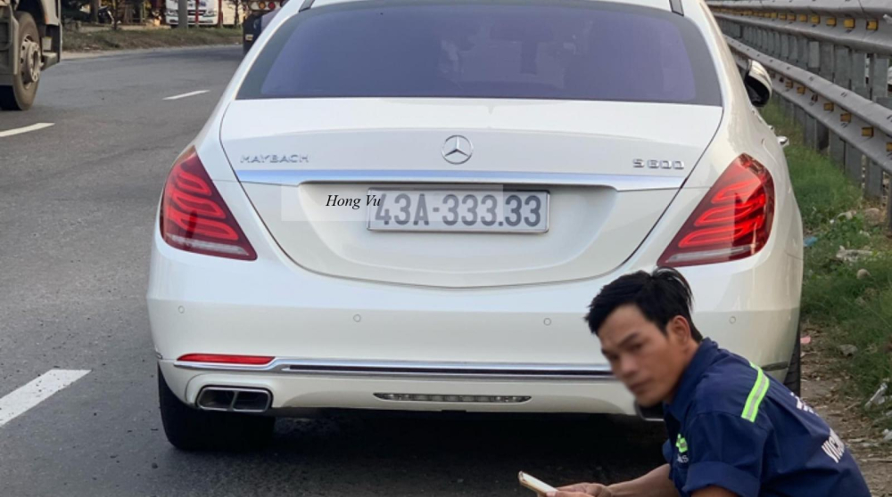 Biển số ngũ quý 3 trên chiếc xe siêu sang Mercedes-Maybach S600 có thể được dịch giúp cho công việc làm ăn của chủ xe thuận buồm xuôi gió, gặp những điều may mắn, tốt đẹp, hạn chế những rủi ro, xui xẻo. Mang đến cho bạn tiền tài, danh vọng, phú quý cả đời. Biển số ngũ quý 3 trên chiếc xe siêu sang Mercedes-Maybach S600 có thể được dịch giúp cho công việc làm ăn của chủ xe thuận buồm xuôi gió, gặp những điều may mắn, tốt đẹp, hạn chế những rủi ro, xui xẻo. Mang đến cho bạn tiền tài, danh vọng, phú quý cả đời.