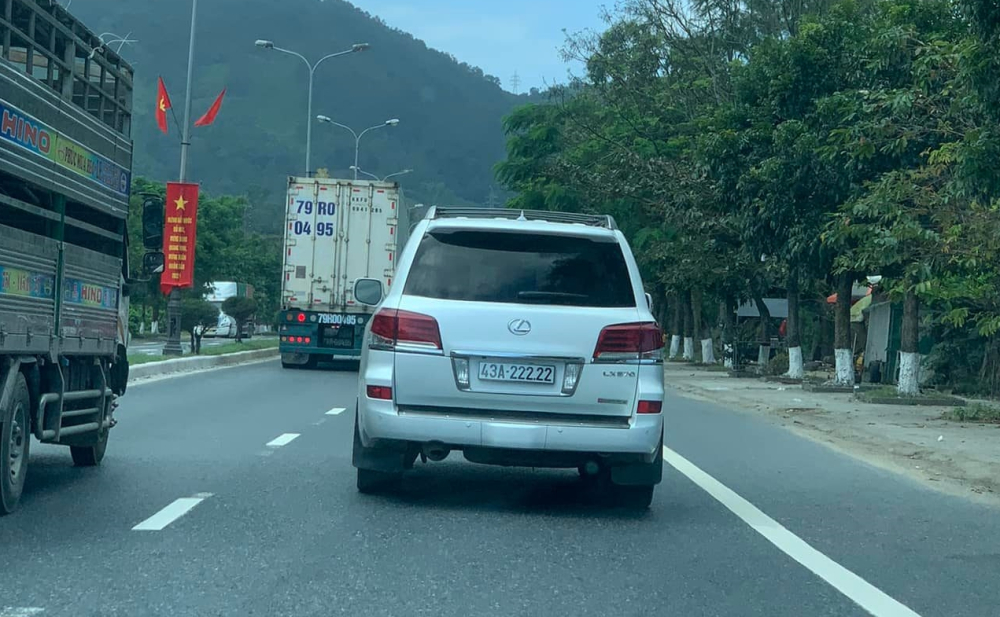 Trong các quan niệm xưa, số 2 là con số tượng trưng cho một cặp, một đôi, là con số của hạnh phúc, chỉ “địa thiên thái” thời vận hanh thông, vạn vật được khai mở phát triển, phúc lành đang đến, tượng trưng cho sự cân bằng âm dương. Con số 2 còn có ý nghĩa mãi mãi nên nhiều người yêu thích biển tứ quý hoặc ngũ quý 2 Trong các quan niệm xưa, số 2 là con số tượng trưng cho một cặp, một đôi, là con số của hạnh phúc, chỉ “địa thiên thái” thời vận hanh thông, vạn vật được khai mở phát triển, phúc lành đang đến, tượng trưng cho sự cân bằng âm dương. Con số 2 còn có ý nghĩa mãi mãi nên nhiều người yêu thích biển tứ quý hoặc ngũ quý 2