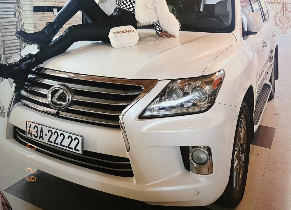 Lexus LX570 cũng rất được các đại gia Đà Nẵng ưa chuộng, dù chỉ là phiên bản cũ nhưng biển số 43A-222.22 đủ thể hiện đẳng cấp của chủ xe. Lexus LX570 cũng rất được các đại gia Đà Nẵng ưa chuộng, dù chỉ là phiên bản cũ nhưng biển số 43A-222.22 đủ thể hiện đẳng cấp của chủ xe.