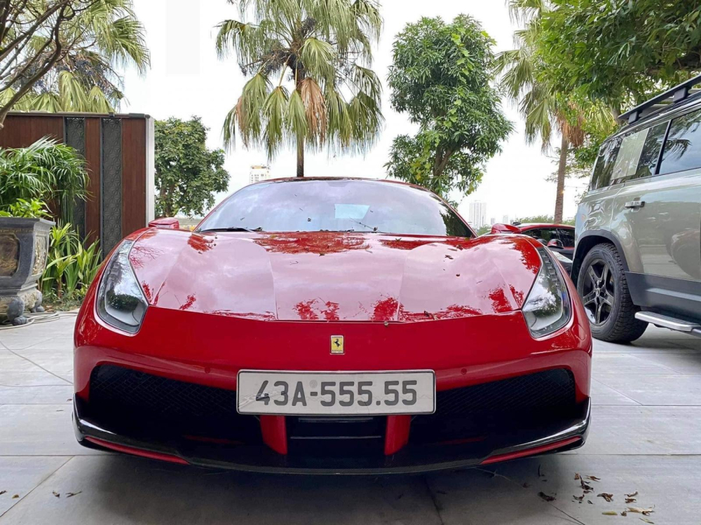 Giữa năm 2016, một chiếc siêu xe Ferrari 488 GTB màu đỏ Rosso Corsa xuất hiện tại cảng Đà Nẵng đã thu hút sự chú ý của nhiều người. Ấn tượng hơn xe sẽ định cư tại đây, không phải được chuyển đi Hà Nội hay Sài thành. 5 tháng sau đó, chiếc Ferrari 488 GTB đã có biển số và gây choáng nhiều người khi sở hữu biển 43A-555.55 hay còn gọi ngũ quý 5. Giữa năm 2016, một chiếc siêu xe Ferrari 488 GTB màu đỏ Rosso Corsa xuất hiện tại cảng Đà Nẵng đã thu hút sự chú ý của nhiều người. Ấn tượng hơn xe sẽ định cư tại đây, không phải được chuyển đi Hà Nội hay Sài thành. 5 tháng sau đó, chiếc Ferrari 488 GTB đã có biển số và gây choáng nhiều người khi sở hữu biển 43A-555.55 hay còn gọi ngũ quý 5.