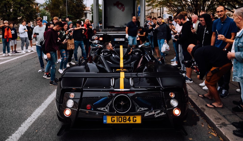 Pagani Zonda HP Barchetta được hàng trăm người vây quanh khi được vận chuyển đến tham dự sự kiện siêu xe ở Croatia vào ngày 1/9