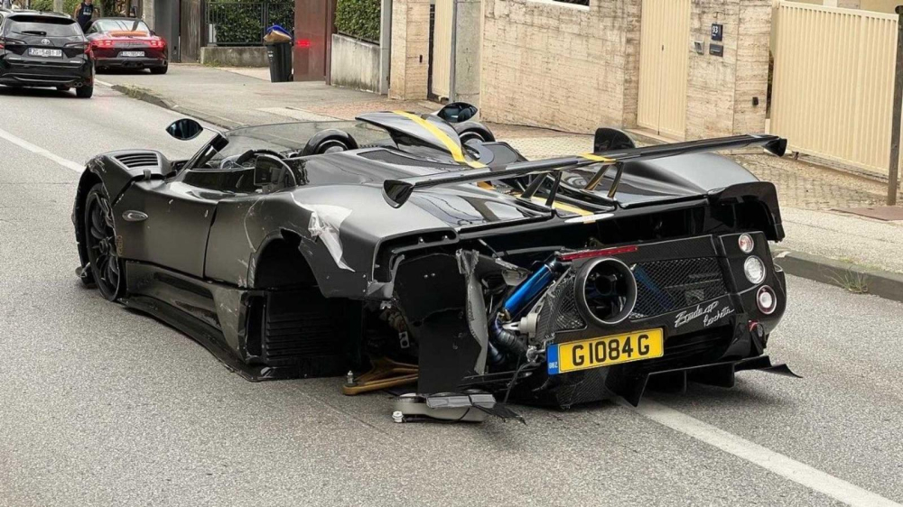 Pagani Zonda HP Barchetta chỉ có đúng 3 chiếc với giá bán 340 tỷ đồng gặp tai nạn nghiêm trọng