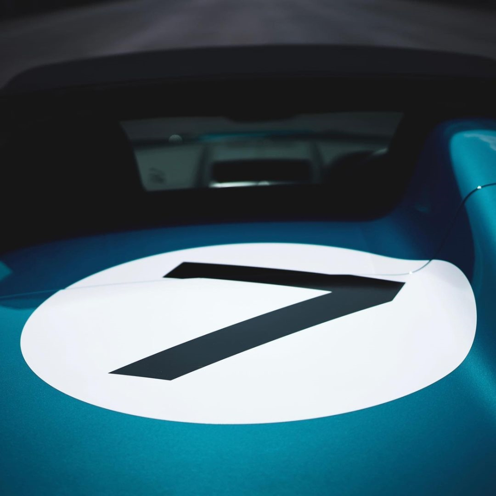Còn số 7 xuất hiện trên xe Jaguar F-Type Project 7