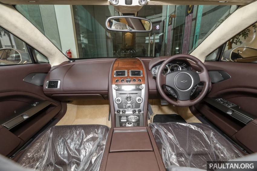 Không gian nội thất bên trong của Aston Martin Lagonda Taraf khiến nhiều người liên tưởng là vẫn chịu ảnh hưởng nhiều từ Rapide. Không gian nội thất bên trong của Aston Martin Lagonda Taraf khiến nhiều người liên tưởng là vẫn chịu ảnh hưởng nhiều từ Rapide.