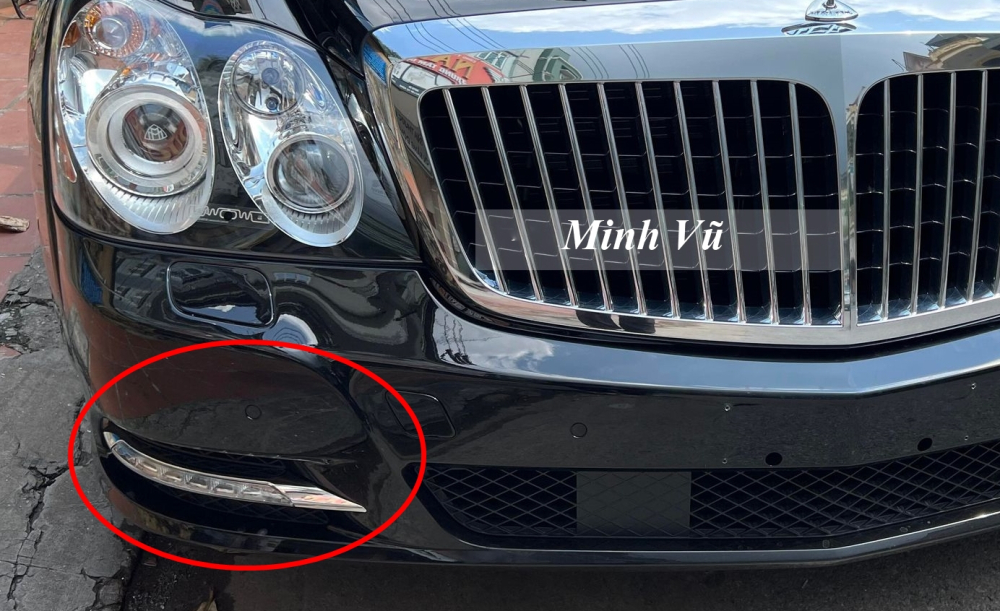 Tiếp đến, thay vì sử dụng cản va trước cũ với hốc gió nhỏ tích hợp đèn sương mù tròn cổ điển, chiếc xe siêu sang Maybach 62S của doanh nhân Quảng Ninh sau khi xuất ngoại về nước đã có diện mạo mới với cản va trước có tích hợp thêm các hốc gió mới được mở rộng và hốc gió 2 bên có thêm dải đèn LED sương mù rất cá tính. Đây là kiểu thiết kế của Maybach 62S 2013, bản nâng cấp cuối cùng trước khi xe bị khai tử. Tiếp đến, thay vì sử dụng cản va trước cũ với hốc gió nhỏ tích hợp đèn sương mù tròn cổ điển, chiếc xe siêu sang Maybach 62S của doanh nhân Quảng Ninh sau khi xuất ngoại về nước đã có diện mạo mới với cản va trước có tích hợp thêm các hốc gió mới được mở rộng và hốc gió 2 bên có thêm dải đèn LED sương mù rất cá tính. Đây là kiểu thiết kế của Maybach 62S 2013, bản nâng cấp cuối cùng trước khi xe bị khai tử.