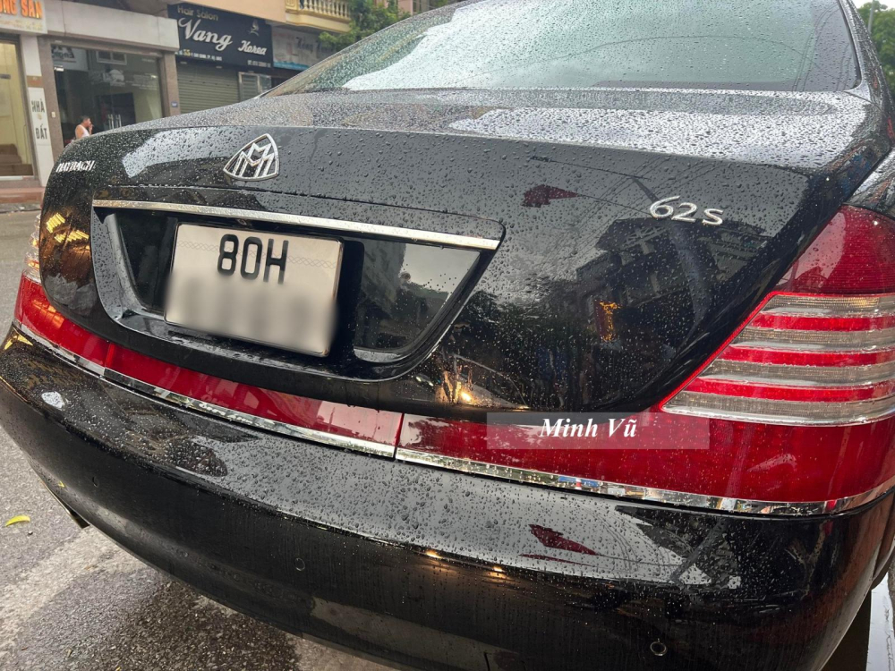 Số lượng xe Maybach 62S tại Việt Nam có không quá 15 chiếc nhưng đây là trường hợp duy nhất chủ xe chọn cách tạm xuất tái nhập để sửa chữa xe. Hiện không rõ chiếc xe Maybach 62S này bị hư hỏng gì khiến chủ xe phải chấp nhận cho xe tạm xuất và phải mất 5 năm mới đón được Số lượng xe Maybach 62S tại Việt Nam có không quá 15 chiếc nhưng đây là trường hợp duy nhất chủ xe chọn cách tạm xuất tái nhập để sửa chữa xe. Hiện không rõ chiếc xe Maybach 62S này bị hư hỏng gì khiến chủ xe phải chấp nhận cho xe tạm xuất và phải mất 5 năm mới đón được vợ 2 về nhà nhưng giới mê xe cũng đã nhận ra một số thay đổi của chiếc xe siêu sang Maybach 62S sau quá trình xuất ngoại và quay về nước.