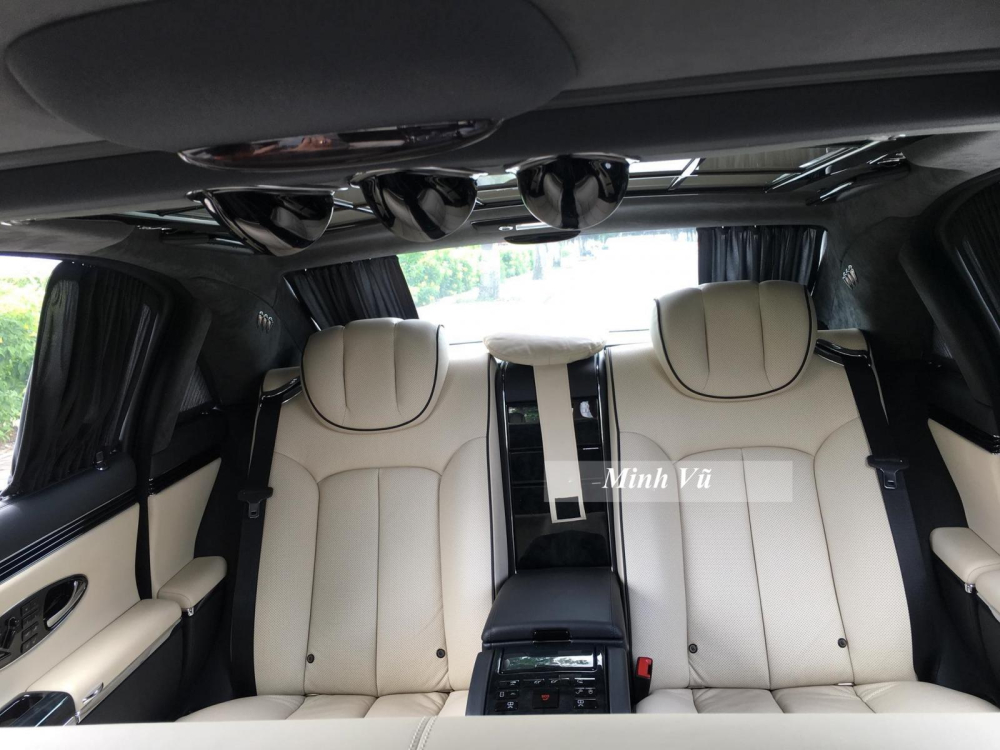 Nếu như chỉ nhìn vào số nan lưới tản nhiệt để đoán đâu là Maybach 62 với bản đặc biệt Special bạn sẽ nhầm với chiếc xe trong bài viết này, sự khác biệt thật sự và làm nên đẳng cấp của Maybach 62S phải đến từ khoang lái. Nếu như chỉ nhìn vào số nan lưới tản nhiệt để đoán đâu là Maybach 62 với bản đặc biệt Special bạn sẽ nhầm với chiếc xe trong bài viết này, sự khác biệt thật sự và làm nên đẳng cấp của Maybach 62S phải đến từ khoang lái.
