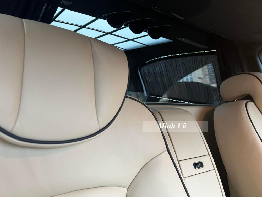 Toàn bộ nội thất xe được trang bị rèm tối màu đầy đủ các cửa sổ, chỉ thông qua các nút bấm, các rèm sẽ tự động đóng hoặc mở nhưng đây là trang bị tiêu chuẩn của cả xe sang sau này nên không có gì thú vị lắm. Thay vào đó là khi chọn mua Maybach 62S, khách hàng có thể yêu cầu mui xe bằng kính và có thể làm mờ hoặc trong suốt để đón ánh nắng tự nhiên theo ý thích của mình. Chưa hết, Maybach 62S còn đặc biệt ở vách ngăn Toàn bộ nội thất xe được trang bị rèm tối màu đầy đủ các cửa sổ, chỉ thông qua các nút bấm, các rèm sẽ tự động đóng hoặc mở nhưng đây là trang bị tiêu chuẩn của cả xe sang sau này nên không có gì thú vị lắm. Thay vào đó là khi chọn mua Maybach 62S, khách hàng có thể yêu cầu mui xe bằng kính và có thể làm mờ hoặc trong suốt để đón ánh nắng tự nhiên theo ý thích của mình. Chưa hết, Maybach 62S còn đặc biệt ở vách ngăn