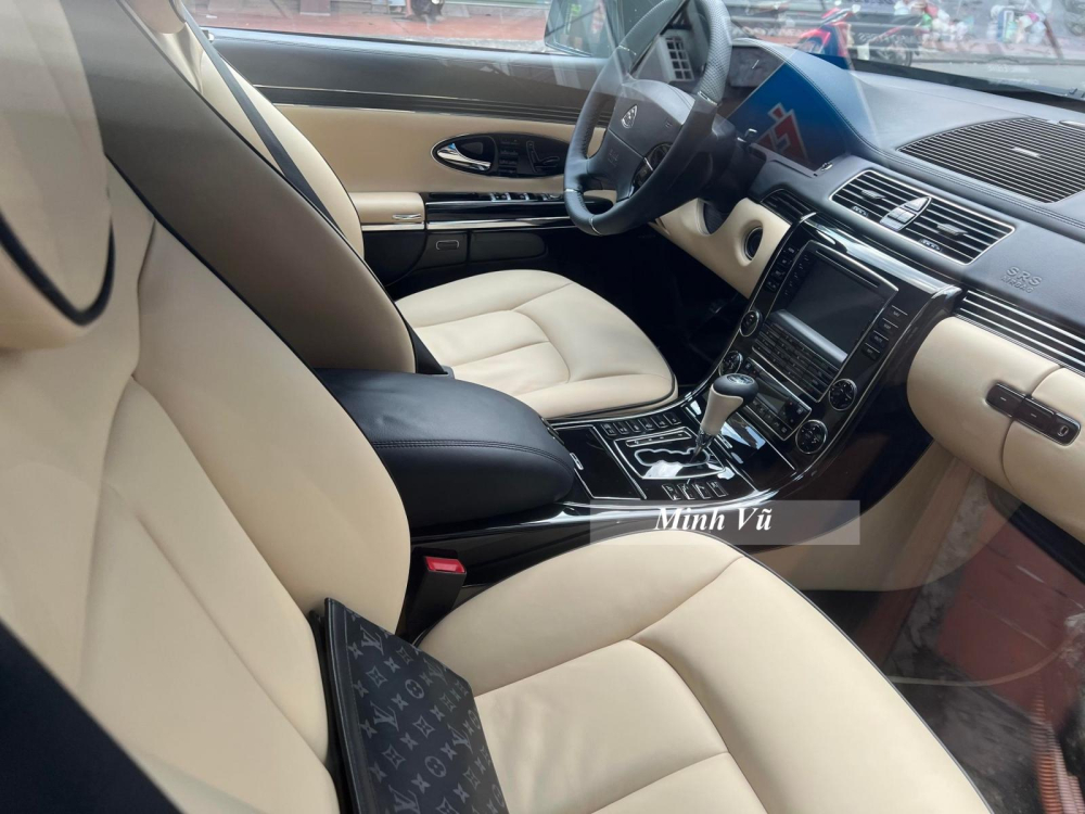 Nhìn vào nội thất chiếc xe siêu sang Maybach 62S của doanh nhân Quảng Ninh nhiều người sẽ không tin được xe đã có hơn 12 năm ở Việt Nam, dù ghế ngồi có màu be, bộ áo dễ bẩn nhưng độ mới không quá lời nếu cho rằng không thua gì xe xuất xưởng, các chi tiết bọc da màu đen hay ốp gỗ và đá cũng mới tinh. Đó là thành quả sau nhiều năm xe được chủ nhân mang ra nước ngoài sửa chữa. Nhìn vào nội thất chiếc xe siêu sang Maybach 62S của doanh nhân Quảng Ninh nhiều người sẽ không tin được xe đã có hơn 12 năm ở Việt Nam, dù ghế ngồi có màu be, bộ áo dễ bẩn nhưng độ mới không quá lời nếu cho rằng không thua gì xe xuất xưởng, các chi tiết bọc da màu đen hay ốp gỗ và đá cũng mới tinh. Đó là thành quả sau nhiều năm xe được chủ nhân mang ra nước ngoài sửa chữa.