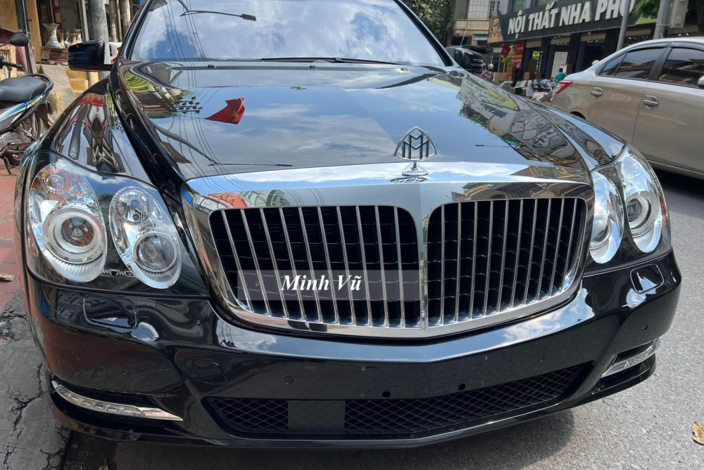 Phải tinh ý lắm mới thấy chiếc xe Maybach 62S của doanh nhân Quảng Ninh đã được thay đổi diện mạo đầu xe với lưới tản nhiệt chỉ còn 21 nan thanh vì 23 nan như nguyên bản, nhưng điều này càng làm giới mê xe khó hiểu bởi chủ xe vì sao không thay luôn lưới tản nhiệt Phải tinh ý lắm mới thấy chiếc xe Maybach 62S của doanh nhân Quảng Ninh đã được thay đổi diện mạo đầu xe với lưới tản nhiệt chỉ còn 21 nan thanh vì 23 nan như nguyên bản, nhưng điều này càng làm giới mê xe khó hiểu bởi chủ xe vì sao không thay luôn lưới tản nhiệt xịn của Maybach 62S thế hệ cuối cùng trước khi bị khai tử chỉ có 12 nan dạng kép và 1 nan giữ chia đôi số nan này ra và được mã crôm bóng loáng.