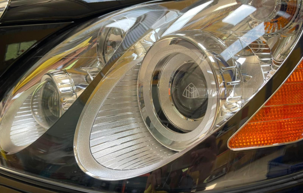 Như vậy, trong lần sang nước ngoài sửa chữa, chiếc xe Maybach 62S của doanh nhân Quảng Ninh đã thay mặt tiền mới nhưng chưa rõ phần đèn pha của xe có được nâng cấp lên bản mới nhất hay không. Chưa hết, chiếc Maybach 62S còn nhận được sự thay đổi ở bộ mâm đa chấu kép mới. Như vậy, trong lần sang nước ngoài sửa chữa, chiếc xe Maybach 62S của doanh nhân Quảng Ninh đã thay mặt tiền mới nhưng chưa rõ phần đèn pha của xe có được nâng cấp lên bản mới nhất hay không. Chưa hết, chiếc Maybach 62S còn nhận được sự thay đổi ở bộ mâm đa chấu kép mới.