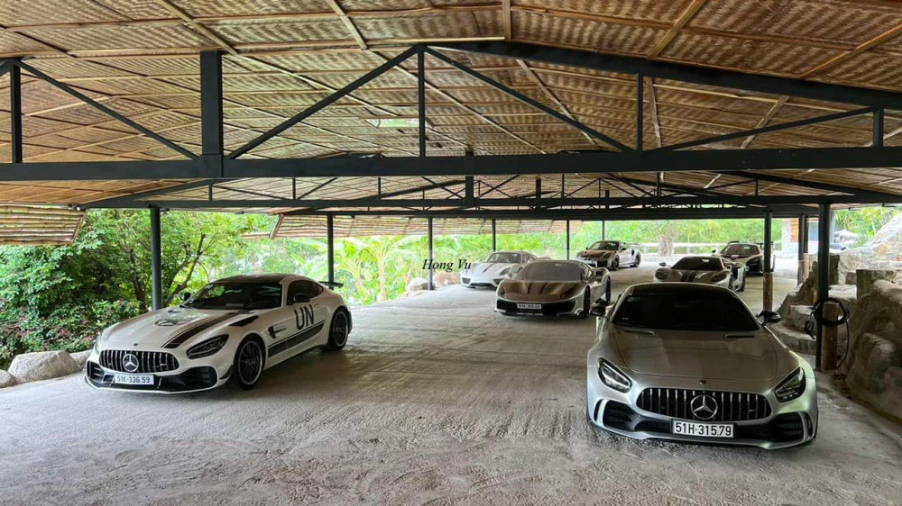 Siêu xe Mercedes-AMG GT R đầu tiên về Việt Nam và đỗ kế bên là Mercedes-AMG GT R Pro chỉ có 750 xe trên toàn thế giới, hàng phía sau là Ferrari 488 Pista Spider, Ford GT thế hệ mới, Porsche 918 Spyder màu trắng và 2 xe hàng cuối cùng là McLaren Senna cùng Porsche 911 GT2 RS. Siêu xe Mercedes-AMG GT R đầu tiên về Việt Nam và đỗ kế bên là Mercedes-AMG GT R Pro chỉ có 750 xe trên toàn thế giới, hàng phía sau là Ferrari 488 Pista Spider, Ford GT thế hệ mới, Porsche 918 Spyder màu trắng và 2 xe hàng cuối cùng là McLaren Senna cùng Porsche 911 GT2 RS.