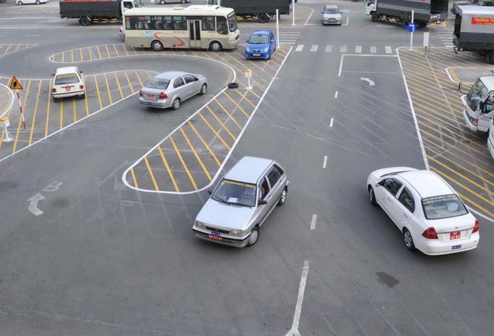 Bằng B1 loại số tự động tiết kiệm thời gian học hơn nhưng lại kh&ocirc;ng được l&aacute;i xe số s&agrave;n.