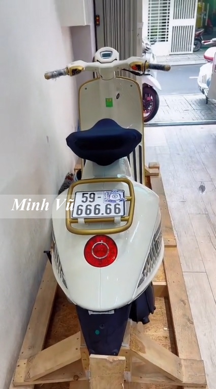 Điều khó hiểu là xe đã có biển số và còn là ngũ quý 6 nhưng biển thật hay giả vẫn còn là bí ẩn Điều khó hiểu là xe đã có biển số và còn là ngũ quý 6 nhưng biển thật hay giả vẫn còn là bí ẩn