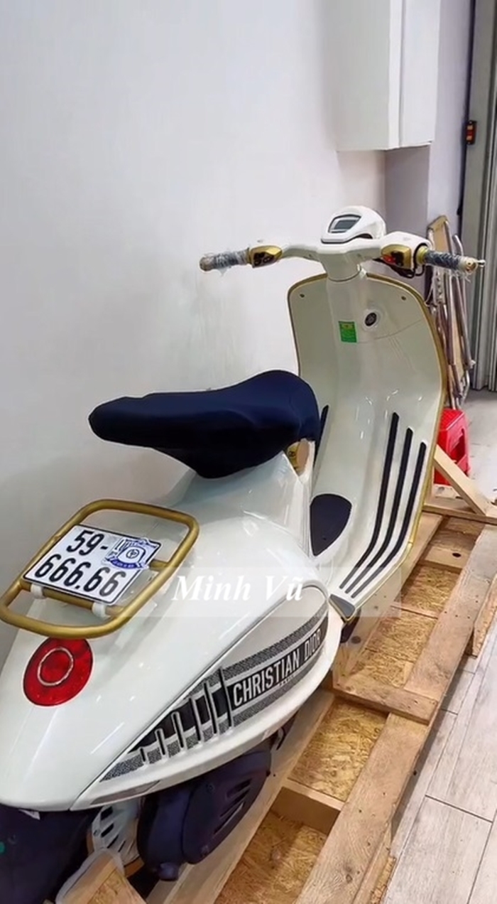 Người bán khẳng định chiếc xe Vespa 946 Christian Dior này chưa đổ xăng, câu bình ắc-quy nên đạt 100% độ mới Người bán khẳng định chiếc xe Vespa 946 Christian Dior này chưa đổ xăng, câu bình ắc-quy nên đạt 100% độ mới