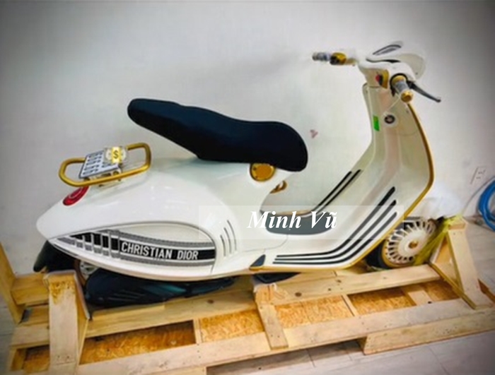 Video: Vespa 946 Christian Dior gắn biển ngũ quý 6 được rao bán 3,5 tỷ đồng Video: Vespa 946 Christian Dior gắn biển ngũ quý 6 được rao bán 3,5 tỷ đồng