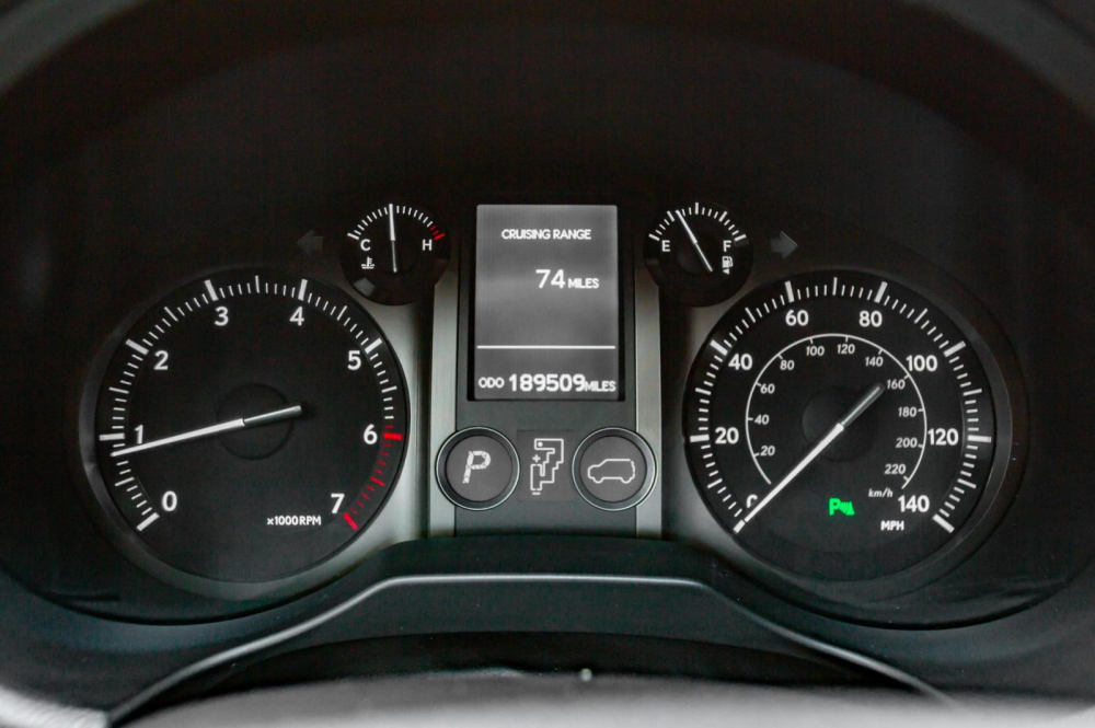 Bảng đồng hồ của chiếc Lexus GX 460 độ thành Toyota Land Cruiser Prado