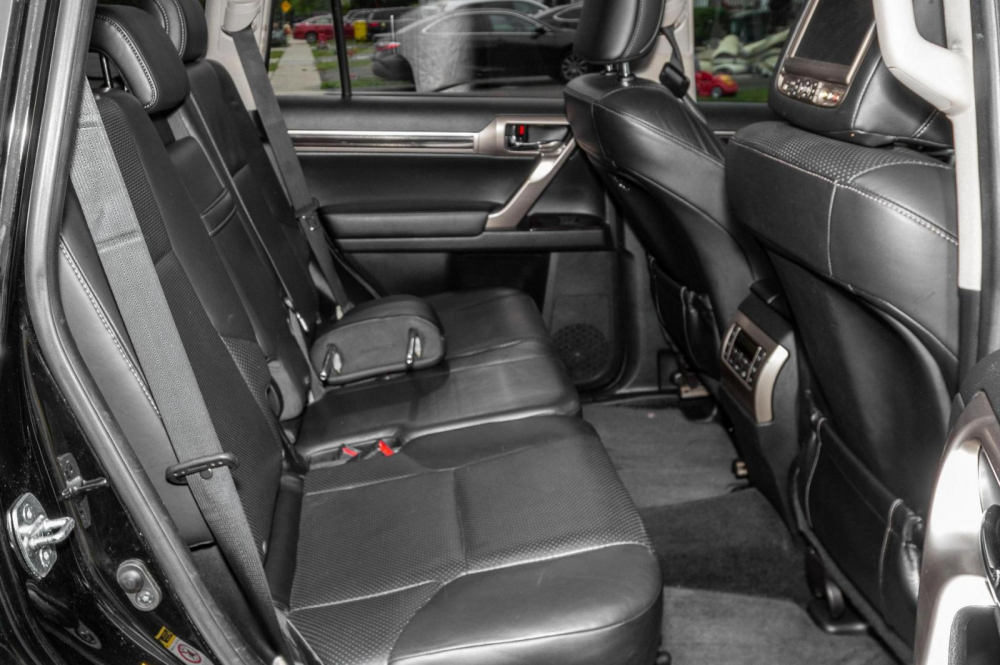 Hàng ghế sau của chiếc Lexus GX 460 độ thành Toyota Land Cruiser Prado