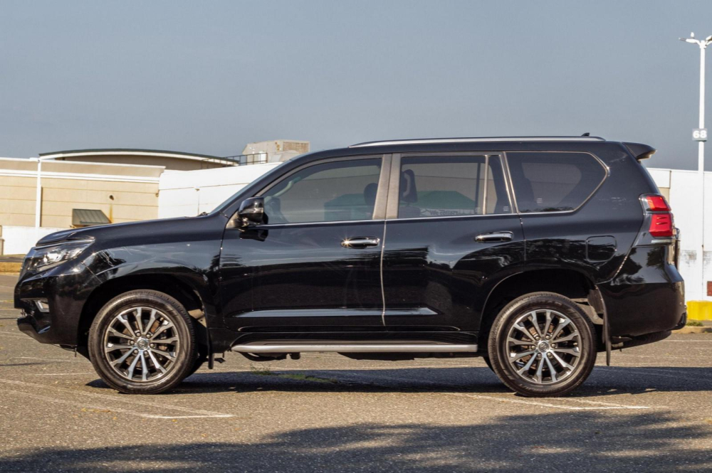 Lexus GX 460 độ thành Toyota Land Cruiser Prado vẫn dùng động cơ nguyên bản