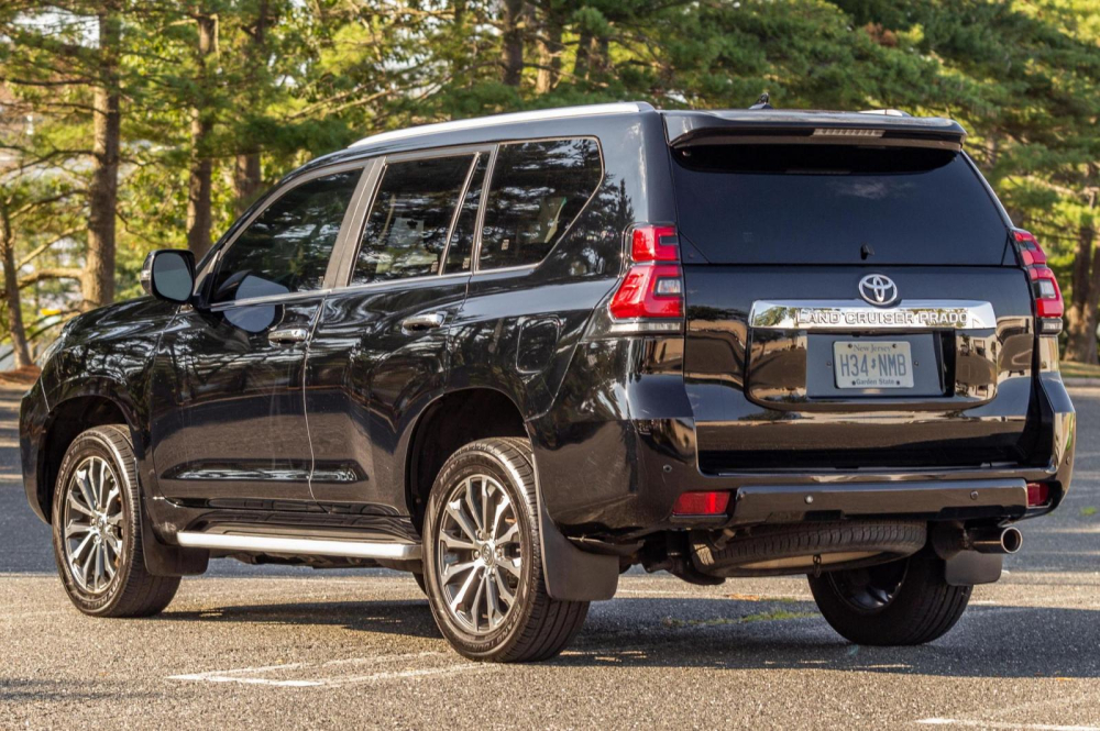 Lexus GX 460 độ thành Toyota Land Cruiser Prado nhìn từ phía sau