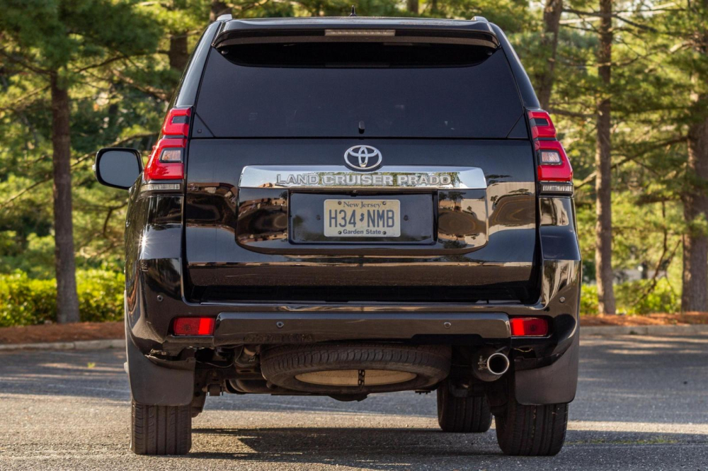 Chiếc Lexus GX 460 độ thành Toyota Land Cruiser Prado có cả logo Toyota trước/sau