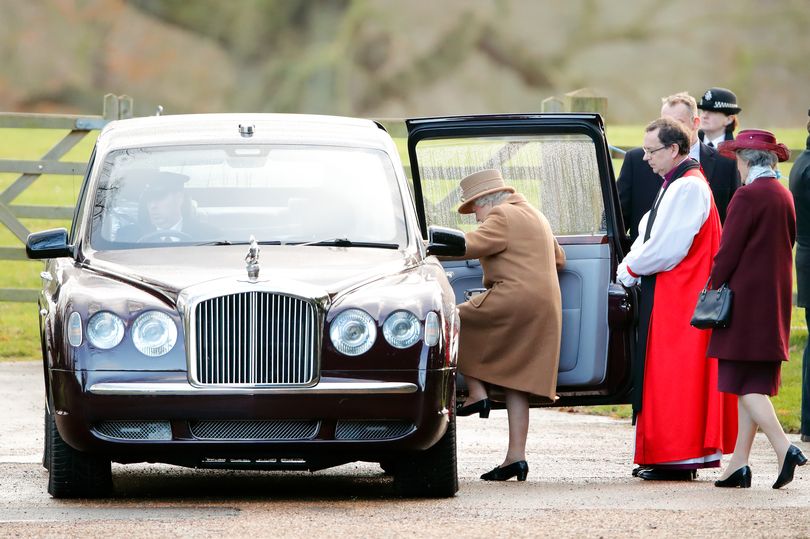 Nữ hoàng Anh có thể bước vào bên trong Bentley State Limousine mà không cần phải cúi đầu Nữ hoàng Anh có thể bước vào bên trong Bentley State Limousine mà không cần phải cúi đầu